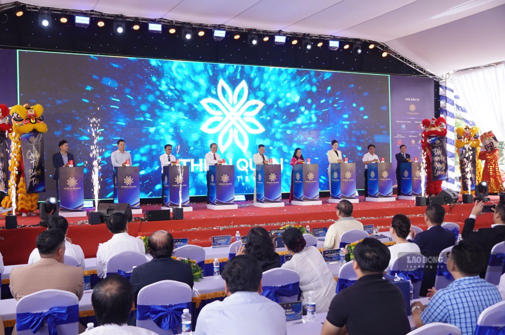 Delegates perform the groundbreaking ceremony for the Thien Quan Center high-class apartment complex project. Photo: Ta Quang