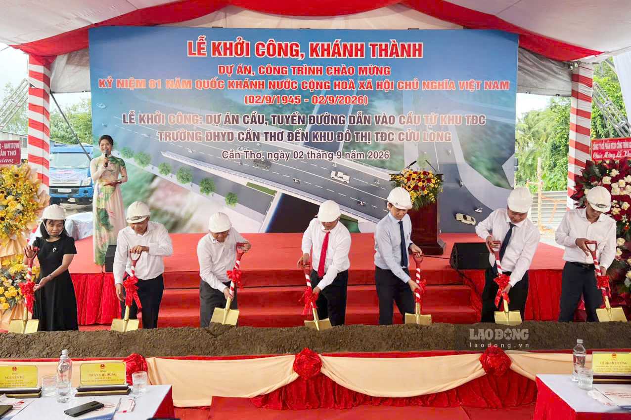 Các đại biểu thực hiện nghi thức lễ khỏi công tại Dự án cầu, tuyến đường dẫn từ Khu tái định cư Trường Đại học Y Dược Cần Thơ đến Khu tái định cư Cửu Long. Ảnh: Tạ Quang