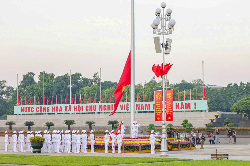 Flag raising ceremony to celebrate the 81st anniversary of the successful August Revolution (August 19, 1945 - August 19, 2026) and the National Day of the Socialist Republic of Vietnam (September 2, 1945 - September 2, 2026). Photo: Huu Chanh