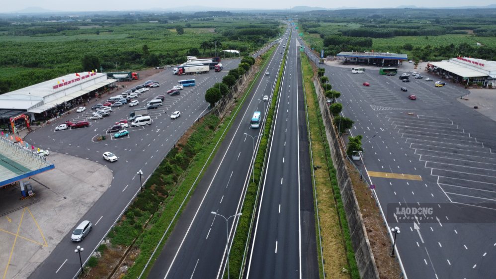 9月2日朝、ドンナイ市を通過するホーチミン市-ロンタイン-ザウザイ高速道路区間は、両方の移動方向でスムーズになっています。写真:HAC