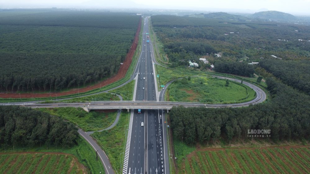 Đoạn cao tốc Phan Thiết - Dầu Giây và quốc lộ 56 qua Đồng Nai khá thông thoáng sáng 2.9. Ảnh: HAC
