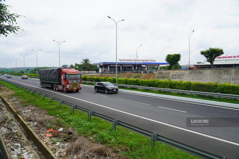 Các phương tiện di chuyển thuận lợi trên cao tốc TPHCM - Long Thành - Dầu Giây. Ảnh: HAC