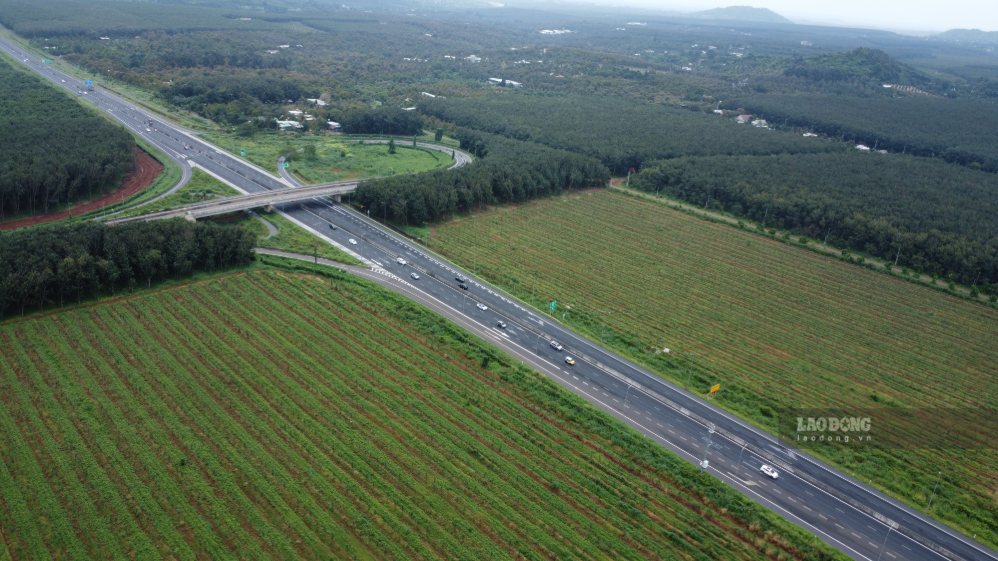 Phương tiện di chuyển thuận lợi trên cao tốc Phan Thiết - Dầu Giây đoạn qua TP Đồng Nai. Ảnh: HAC