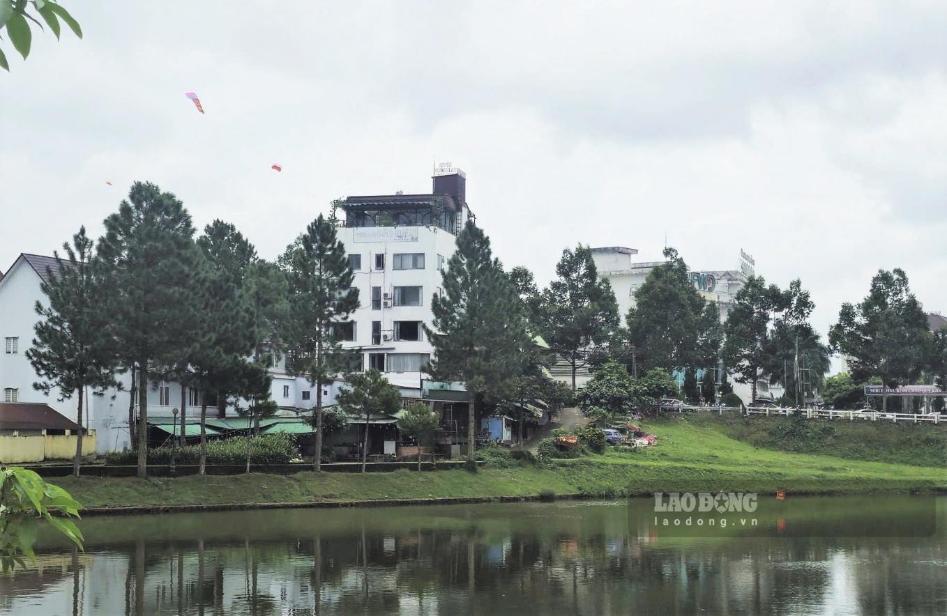 Quán cà phê sát bên hồ Đồng Nai Thượng (phường 1 Bảo Lộc), nơi nam thanh niên rơi trúng nhà dan, bị thương nặng. Ảnh: N.Q 