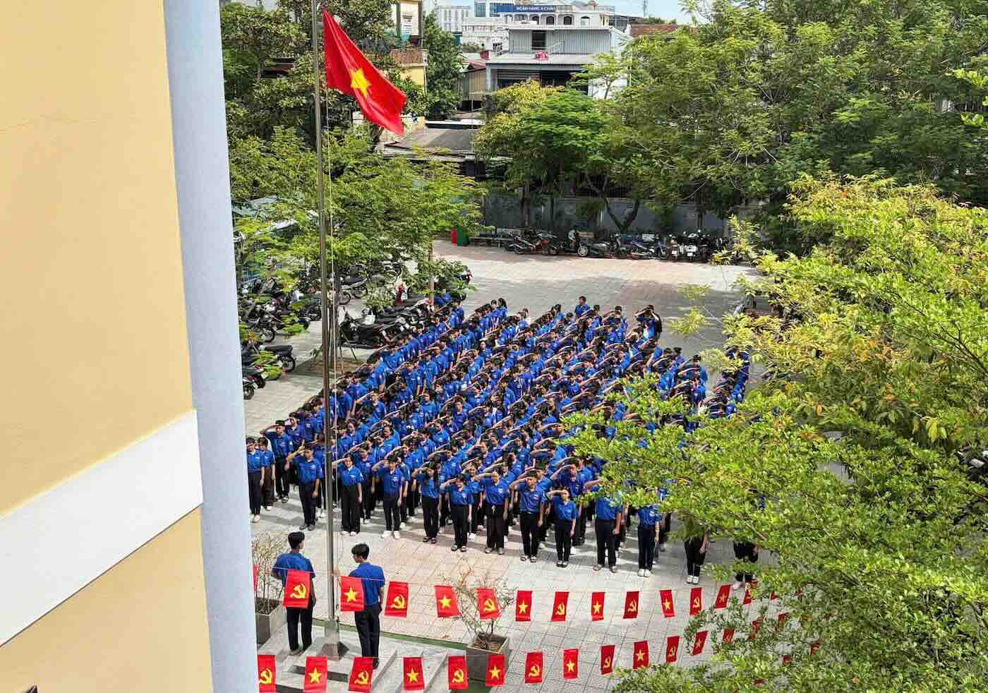 Hue youth salute the flag, expressing gratitude to the generation of fathers and brothers on National Day. Photo: Hue Youth Union.
