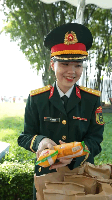 Tặng bánh, sữa cho người dân vào Lăng viếng Bác dịp 2.9
