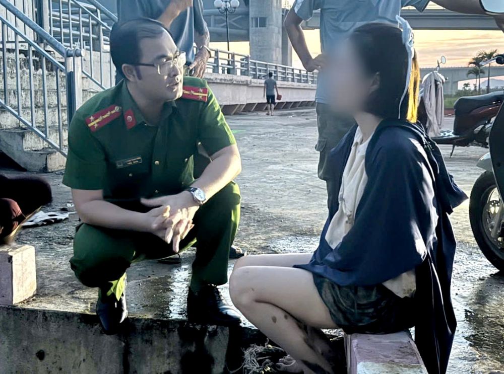 Nga Son Commune Police force promptly arrived, encouraging the woman to stabilize her spirit. Photo: Thanh Hoa Police