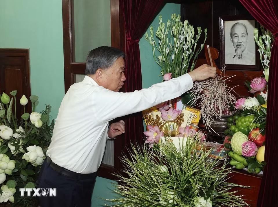 General Secretary and President To Lam offers incense to commemorate Uncle Ho at House 67, Ho Chi Minh Presidential Relic Site in the Presidential Palace. Photo: Thong Nhat/VNA