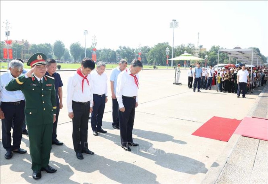 Tổng Bí thư, Chủ tịch nước Tô Lâm và các đại biểu thành kính tưởng nhớ Chủ tịch Hồ Chí Minh. Ảnh: TTXVN