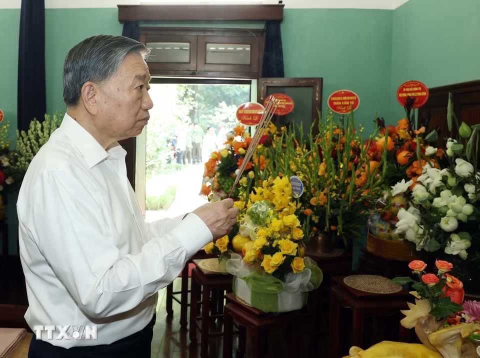 Tổng Bí thư, Chủ tịch nước Tô Lâm dâng hương tưởng nhớ Bác Hồ tại Nhà 67, Khu Di tích Chủ tịch Hồ Chí Minh trong Phủ Chủ tịch. Ảnh: Thống Nhất/TTXVN