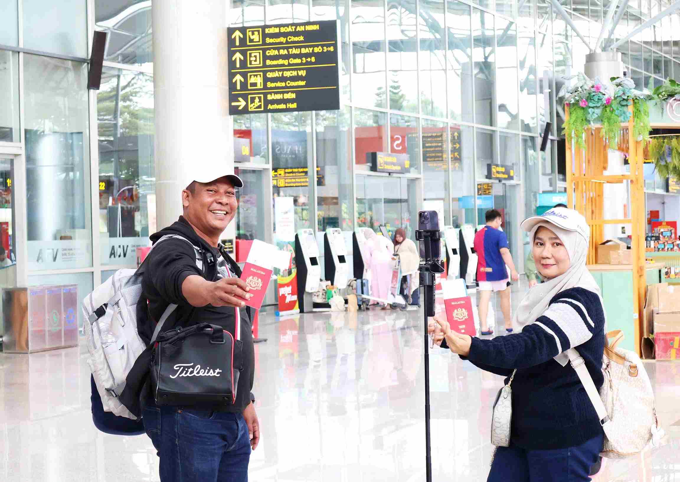 Hành khách quốc tế trên chuyến bay AK571 hạ cánh tại sân bay Liên Khương vào lúc 10h58 ngày 2.9. Ảnh: Sân bay Liên Khương 