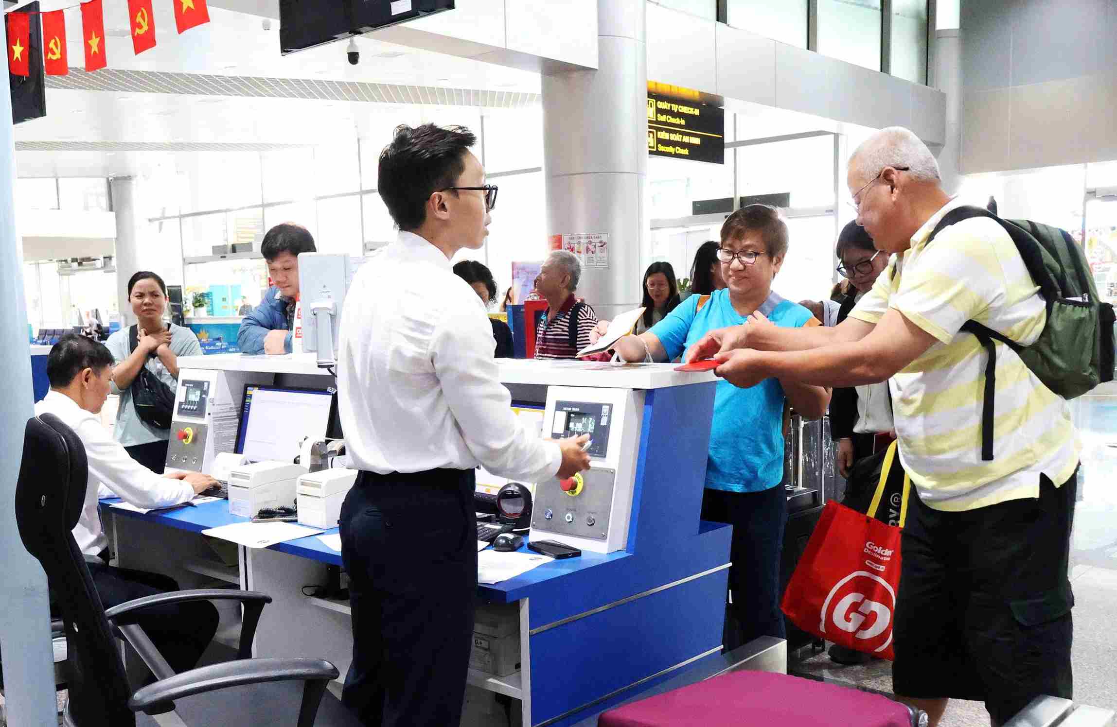 Hành khách quốc tế hoàn tất thủ tục chuyến bay AK572 từ sân bay Liên Khương đi đi Kuala Lumpur (Malaysia). Ảnh: Sân bay Liên Khương 