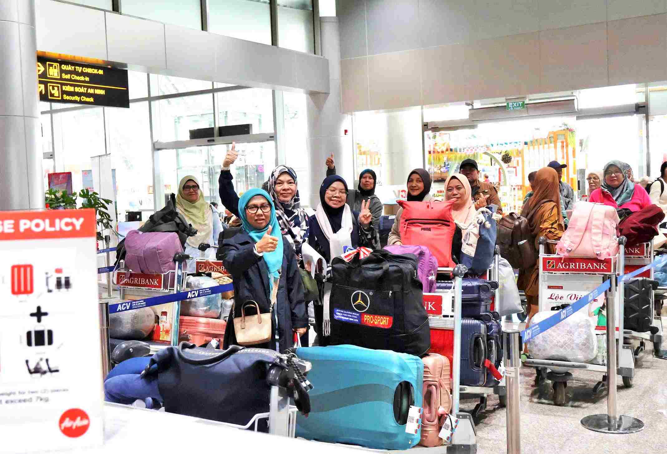 International passengers from flight AK571 arrived at Lien Khuong airport on the morning of September 2. Photo: Lien Khuong Airport