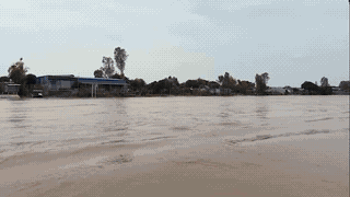 Floodwater flows fast, fishermen in upstream areas flexibly make a living