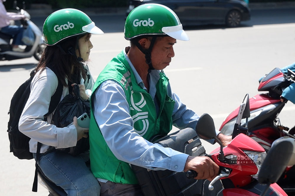 Nhiều người dân chọn xe ôm công nghệ để di chuyển sau hành trình từ quê trở lại Hà Nội. Ảnh: Dương Anh