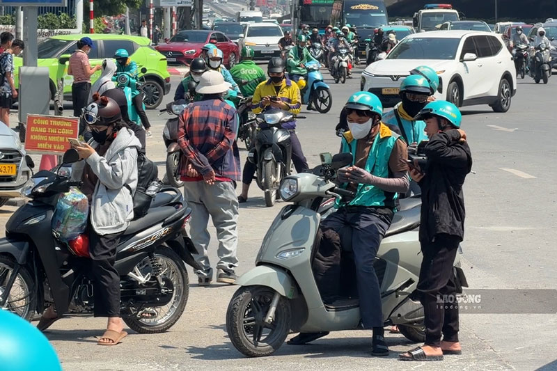 Technology drivers working at full capacity on the last day of the holiday 2. 9. Photo: Duong Anh