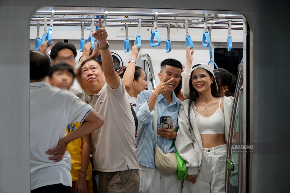 Không khí nhộn nhịp, phấn khởi phủ kín các toa tàu.