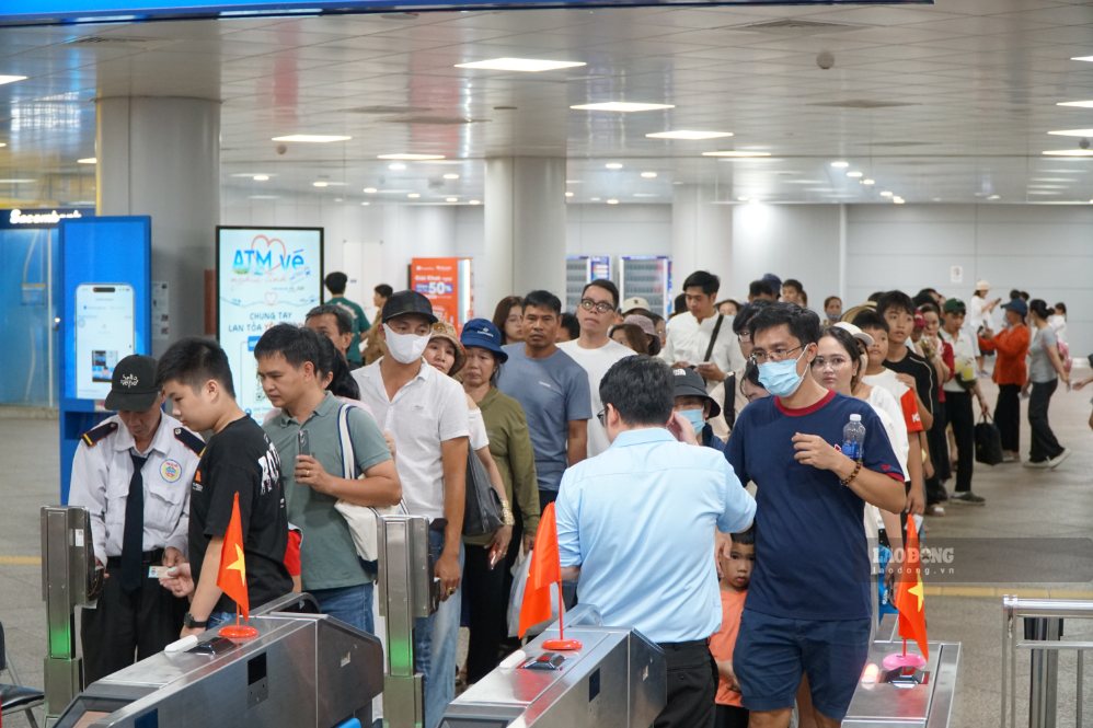 On the morning of September 2nd, Ben Thanh station was bustling with people and tourists flocking to experience Metro Line No. 1 (Ben Thanh - Suoi Tien) on the occasion of free train tickets.