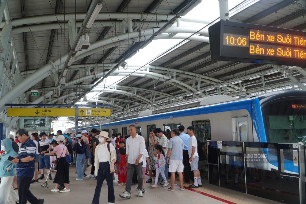 Trong ngày 2.9, Metro số 1 sẽ vận hành 264 lượt tàu từ 5h đến 23h. Đáng chú ý, để phục vụ người dân đi xem pháo hoa, từ 21h đến 22h30, thời gian giãn cách giữa các chuyến tàu được rút xuống chỉ còn 5 phút/chuyến. Việc tăng tần suất này nhằm nâng cao năng lực vận chuyển, hạn chế tình trạng hành khách phải chờ đợi lâu vào thời điểm đông người.
