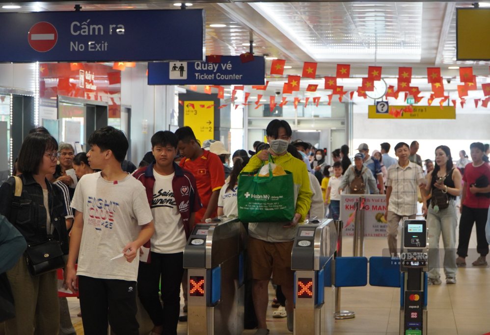 Không chỉ đưa người dân về hướng Suối Tiên dã ngoại, ở chiều ngược lại, Metro số 1 cũng đón lượng lớn người dân từ khu vực cửa ngõ phía Đông đổ về trung tâm TPHCM để cà phê, dạo phố và chuẩn bị xem pháo hoa đêm Quốc khánh.