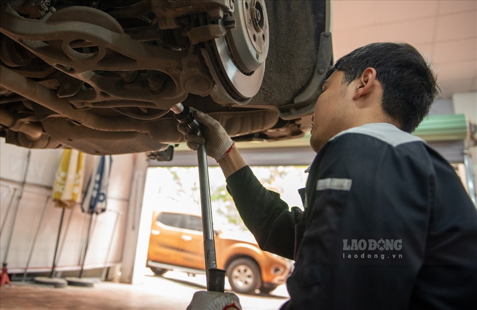 When fuel pressure is not enough, the gasoline pump system is a part that needs to be checked on a car, users should prioritize genuine parts when replaced correctly. Photo: Tuan Anh