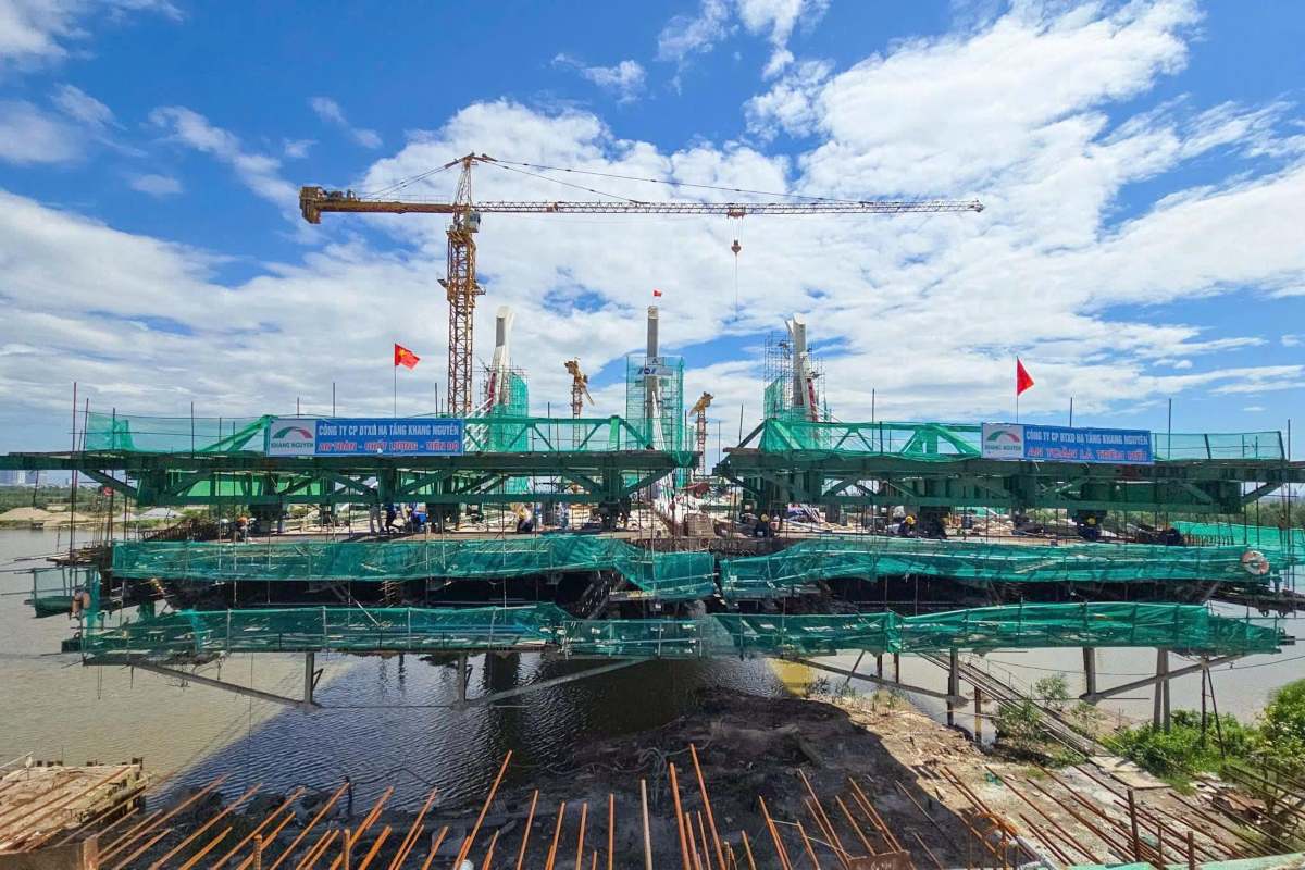 Công trình thi công cầu Hải Thành thuộc dự án đường vành đai 2. Ảnh: Cổng TTĐT Hải Phòng