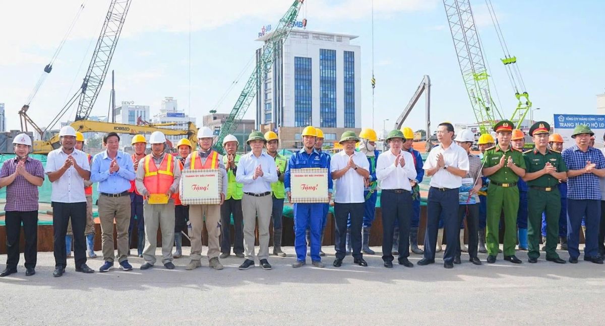 Bí thư Thành ủy Hải Phòng Lê Ngọc Châu tặng quà cán bộ, công nhân tại các công trường dự án trọng điểm. Ảnh: Cổng TTĐT Hải Phòng