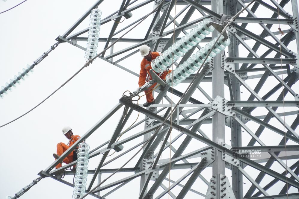 Theo thiết kế, công trình có quy mô đường dây 110kV gồm 4 mạch, trong đó xây dựng mới 50m tuyến đường dây 4 mạch và điều chỉnh 260m đoạn tuyến hiện hữu. Ảnh: PV