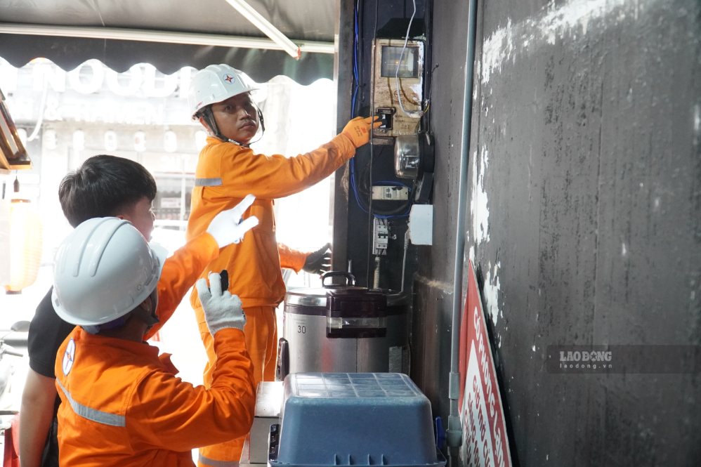 Theo phương án cấp điện phục vụ lễ Quốc khánh 2.9, thời gian thực hiện từ ngày 0h00 ngày 29.8 đến hết ngày 2.9.2026, PC Đồng Nai bố trí 398 ca trực xử lý sự cố, tổ chức lực lượng ứng trực 24/24 giờ tại các địa bàn và khu vực trọng điểm. Ảnh: PV