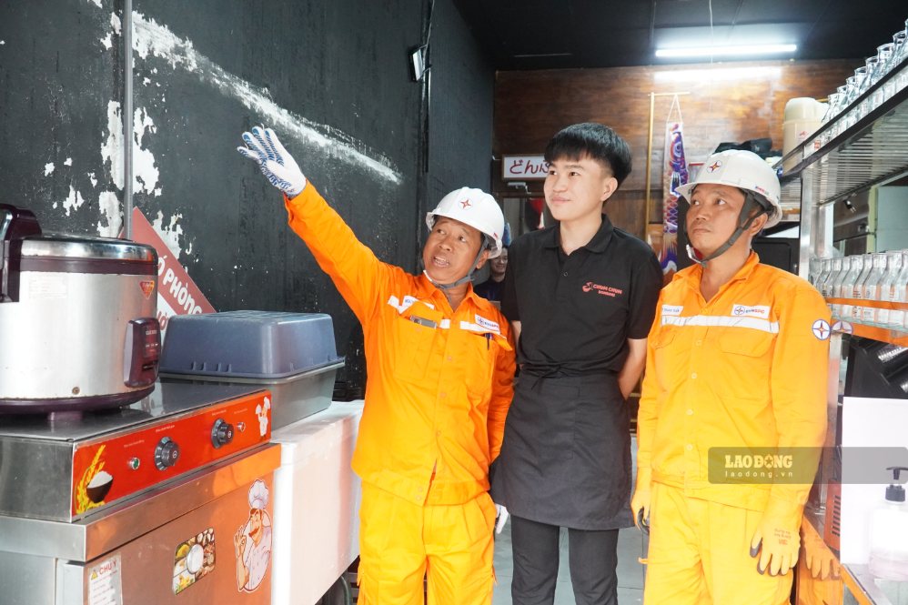 Dong Nai Power Company energizes 110kV 4-circuit power line and ensures power supply for the 2nd anniversary. 9. Photo: PV