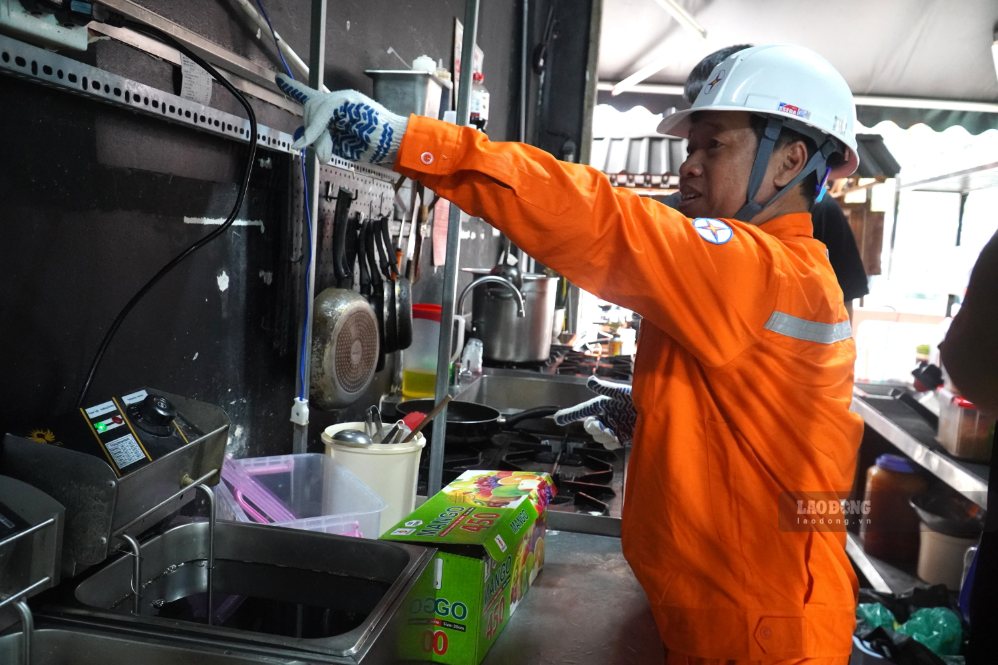 Các đơn vị quản lý địa bàn có nhiều hoạt động trong dịp lễ như Điện lực Trấn Biên, Điện lực Long Thành, Điện lực Long Bình, Điện lực Đồng Xoài... đã hoàn tất kiểm tra lưới điện, rà soát nguồn cấp chính và nguồn dự phòng tại các địa điểm tổ chức các hoạt động văn hóa, chính trị và khu vực tập trung đông người. Ảnh: PV