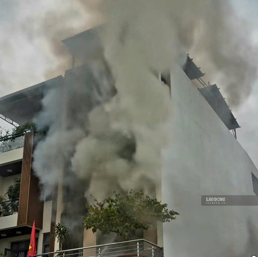 Large fire at a multi-story house in Nha Trang ward urban area, Khanh Hoa province. Photo: Phuong Linh