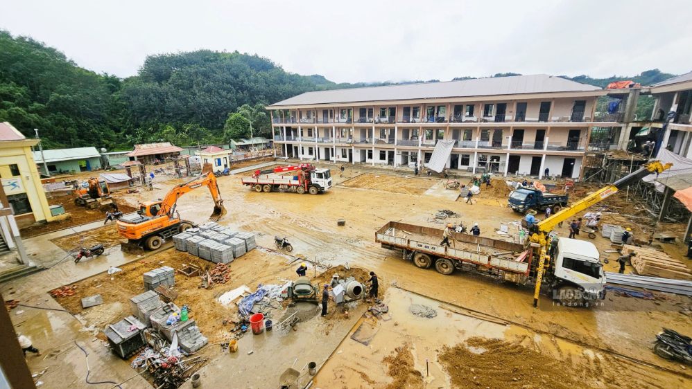Trường Phổ thông nội trú liên cấp Tiểu học - THCS A Vương được xây dựng trên diện tích hơn 7ha, tổng mức đầu tư khoảng 293 tỉ đồng, dự kiến bàn giao trước lễ khai giảng năm học 2026 - 2027, nhưng đến nay vẫn ngổn ngang. Ảnh: Nguyễn Hoàng