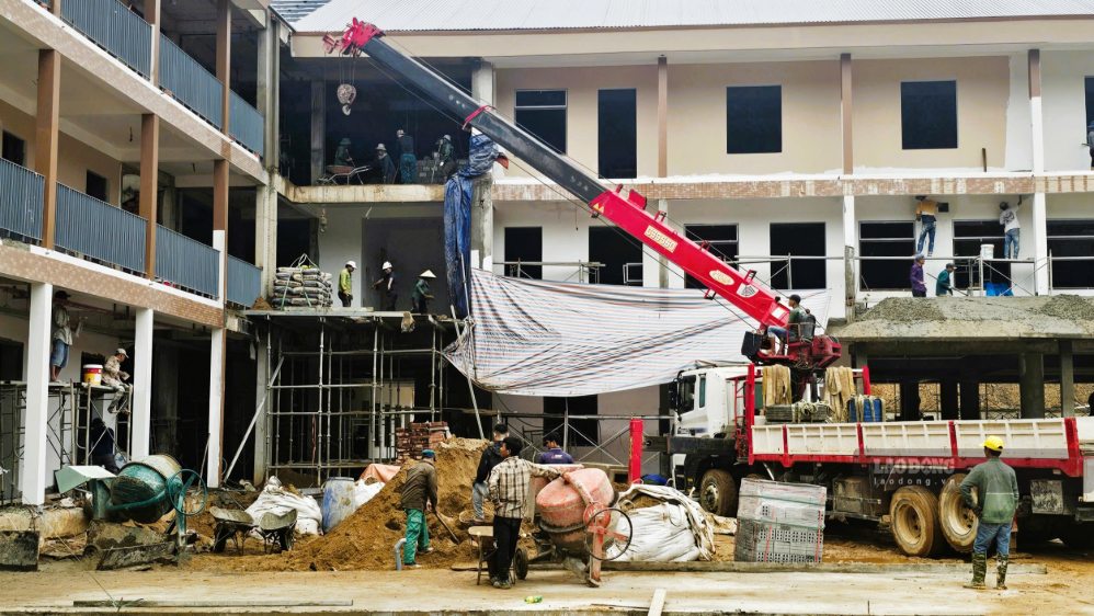 Trao đổi với PV Lao Động, ông Lê Phi Dũng - Chỉ huy trưởng công trình trường A Vương cho biết - dự án hiện đạt hơn 85% khối lượng. Nhà thầu đang tập trung nhân lực