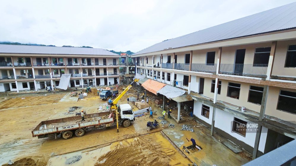 Khuôn viên trường mới đang được chỉnh trang để chuẩn bị đón gần 950 học sinh trong năm học 2026-2027. Nhà thầu cam kết bàn giao các hạng mục còn lại, gồm: Khối nhà hiệu bộ, thư viện, nhà đa năng, bếp ăn và khu nội trú trong tháng 9.2026. Ảnh: Hoàng Bin