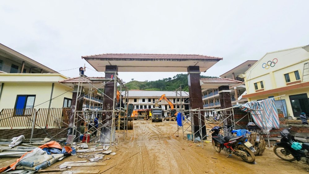 “Có một ngôi trường lớn, khang trang, đầy đủ điều kiện học tập và sinh hoạt là mong mỏi lâu nay của giáo viên, phụ huynh và học sinh. Trong khi chờ các hạng mục hoàn thiện, bàn giao, nhà trường sẽ bố trí bếp ăn và khu nội trú học sinh tại ngôi trường cũ, cách trường mới khoảng 100m” - cô Nguyễn Thị Mai Quế - Hiệu trưởng nhà trường cho biết. Ảnh: Hoàng Bin