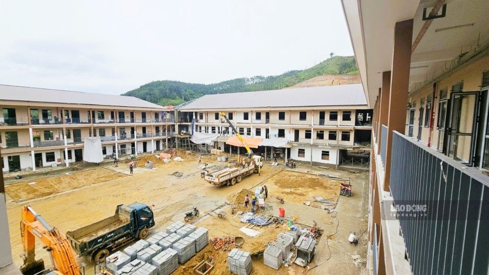 Race to complete before the opening day at the 293 billion VND multi-level boarding school in Da Nang border area. Photo: Nguyen Hoang