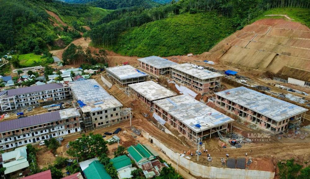 Trường Phổ thông nội trú liên cấp Tiểu học - THCS Avương ở xã biên giới A Vương, là 1 trong 6 dự án giáo dục trọng điểm tại 6 xã biên giới TP Đà Nẵng gồm: A Vương, Tây Giang, Hùng Sơn, Đắc Pring, La Dêê, La Êê với tổng mức đầu tư gần 1.800 tỉ đồng, quy mô 141 lớp, phục vụ khoảng 4.800 học sinh.
