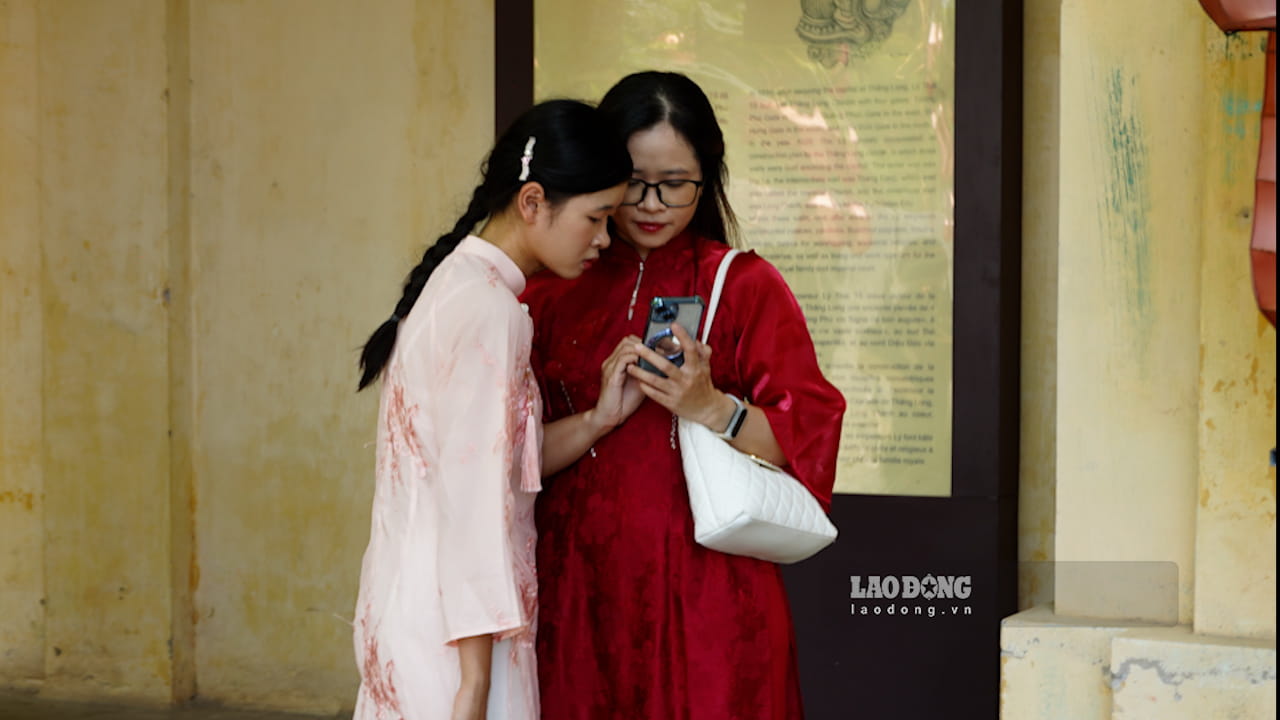 People wear ao dai, immersing themselves in the National Day atmosphere at Thang Long Imperial Citadel. Photo: Huyen Anh
