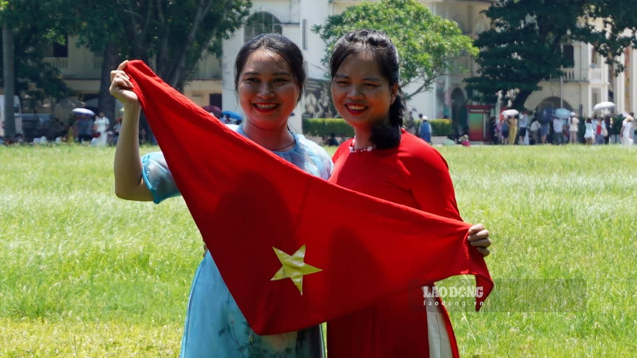 Những tà áo dài rực rỡ tại Hoàng thành Thăng Long ngày Quốc khánh 2.9. Ảnh: Huyền Anh
