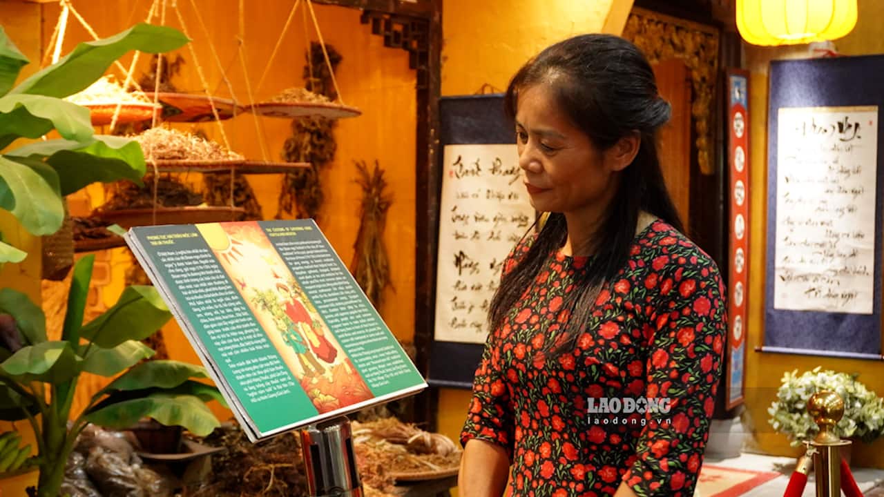 Bà Nguyễn Thị Hồng (Tây Phương, Hà Nội) trong bộ áo dài. Ảnh: Huyền Anh