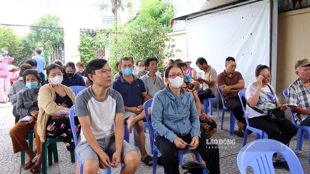 Người dân xếp hàng chờ tới lượt khám sức khỏe. Ảnh: Nguyễn Ly