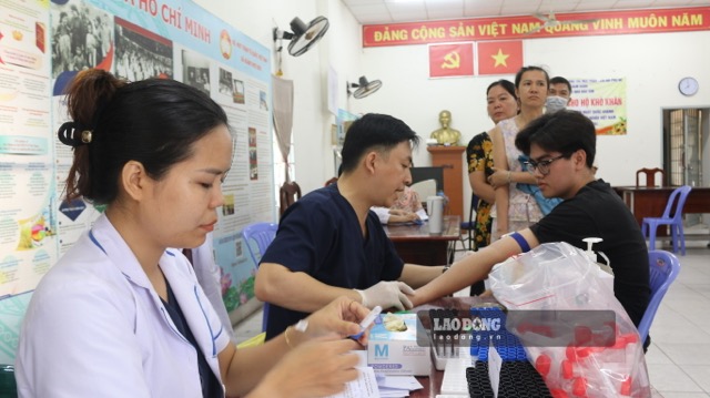 Lực lượng y tế vẫn làm việc xuyên lễ để chăm sóc khám sức khỏe cho người dân TPHCM. Ảnh: Nguyễn Ly
