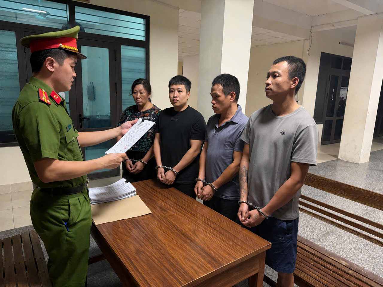 Các đối tượng Ngô Minh Phương, Nguyễn Duy Khánh, Trần Thành Anh, Nguyễn Trung Kiên (từ trái qua phải) tại cơ quan Công an. Ảnh: Công an tỉnh Hưng Yên
