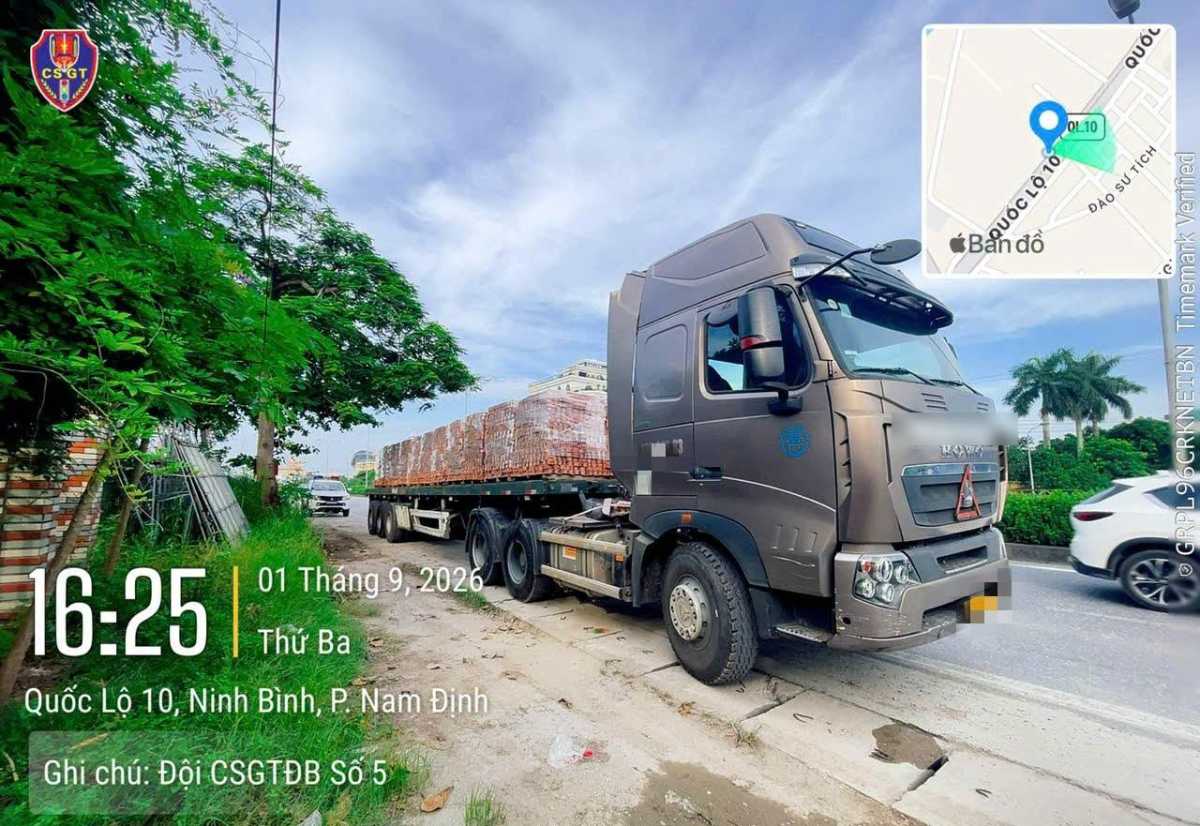 Traffic police fine driver of trailer truck carrying goods without binding. Photo: Traffic Police Department of Ninh Binh Provincial Police