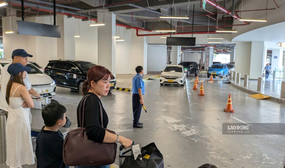Hành khách chờ taxi, xe công nghệ tại khu vực nhà chờ xe của ga T3 trong chiều 2.9. Ảnh: Anh Tú