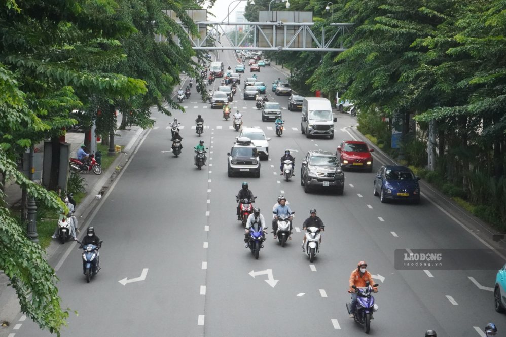 Đường Hoàng Văn Thụ, trục giao thông huyết mạch từ sân bay Tân Sơn Nhất về trung tâm TPHCM thông thoáng, phương tiện di chuyển thuận lợi. Ảnh: Anh Tú