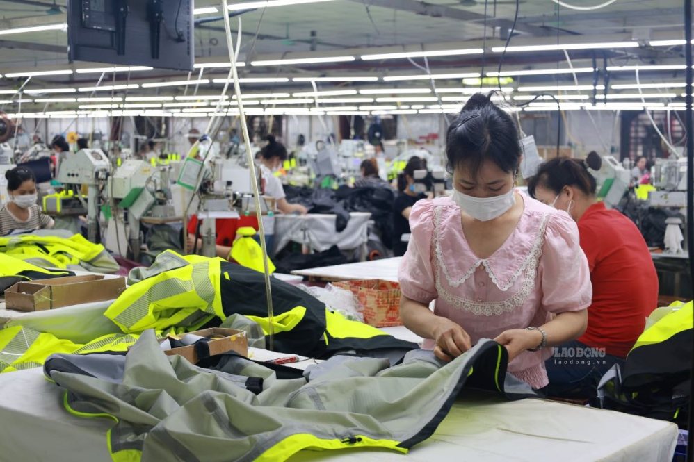 The Ministry of Home Affairs proposes a minimum wage expected to increase by an average of 7.8%, implemented from January 1, 2027. In the photo, workers are working in a factory in an industrial park in Bac Ninh province. Photo: Que Chi