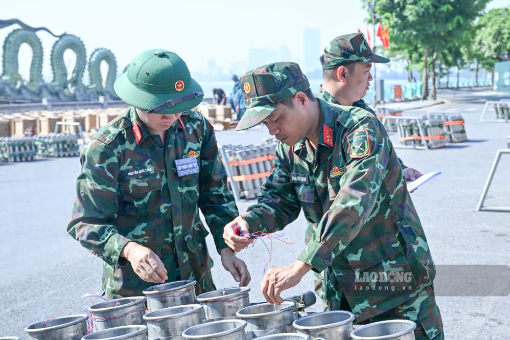 Officers and soldiers install fireworks positions at Lac Long Quan flower garden (Tay Ho ward, Hanoi). Photo: Song Huu