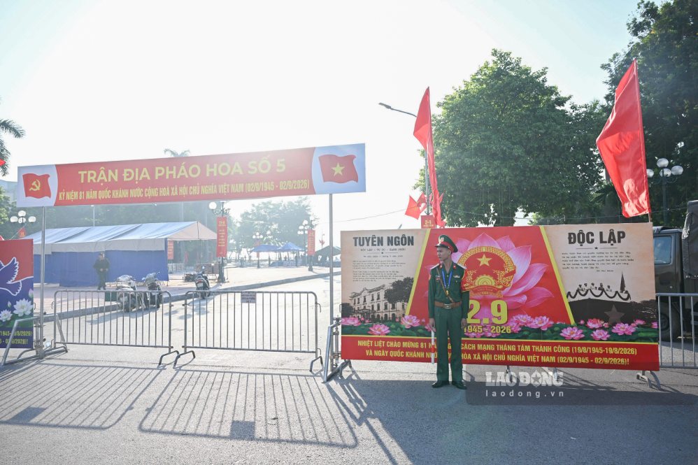 Trận địa pháo hoa số 5 - vườn hoa Lạc Long Quân (phường Tây Hồ, Hà Nội). Ảnh: Sóng Hữu